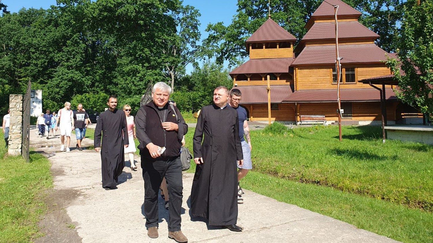 ĐHY Krajewski thăm Ucraina lần thứ 6, mang “vòng tay ôm” của ĐTC đến với người dân