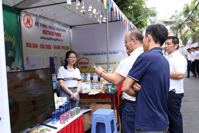 Triển lãm gian hàng giới thiệu sản phẩm và dịch vụ trong đại lễ di dân 2023